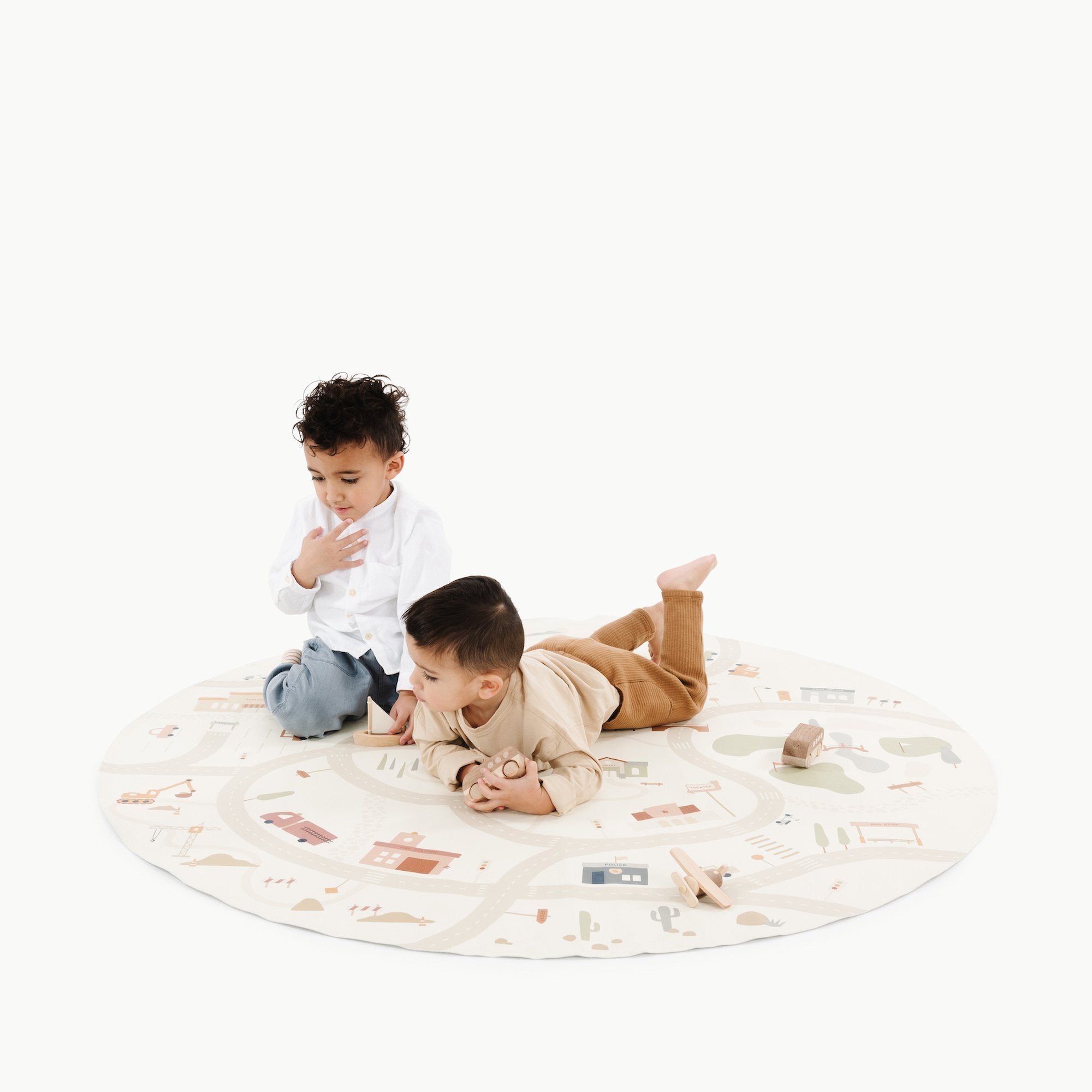 Commons / Circle@Kid sitting on the Commons Midi Circle