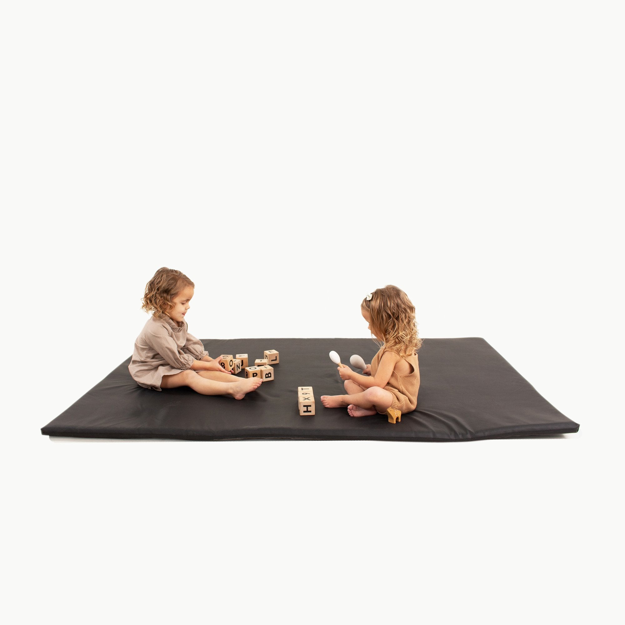 Raven (on sale)@Kids playing with toys on Raven Midi+