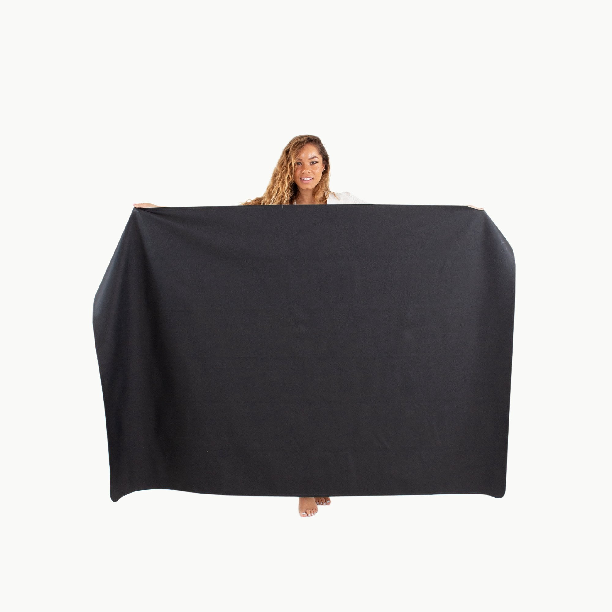 Raven (on sale)@Woman holding the Raven Midi+ Mat