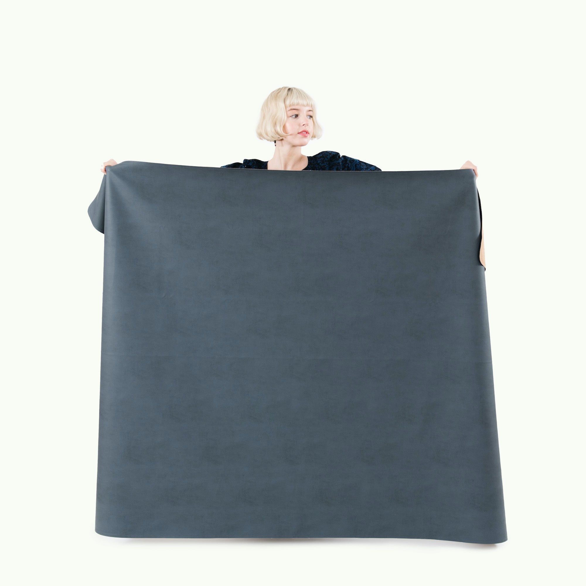 Nightfall (on sale)@Woman holding the Nightfall Midi+ Mat