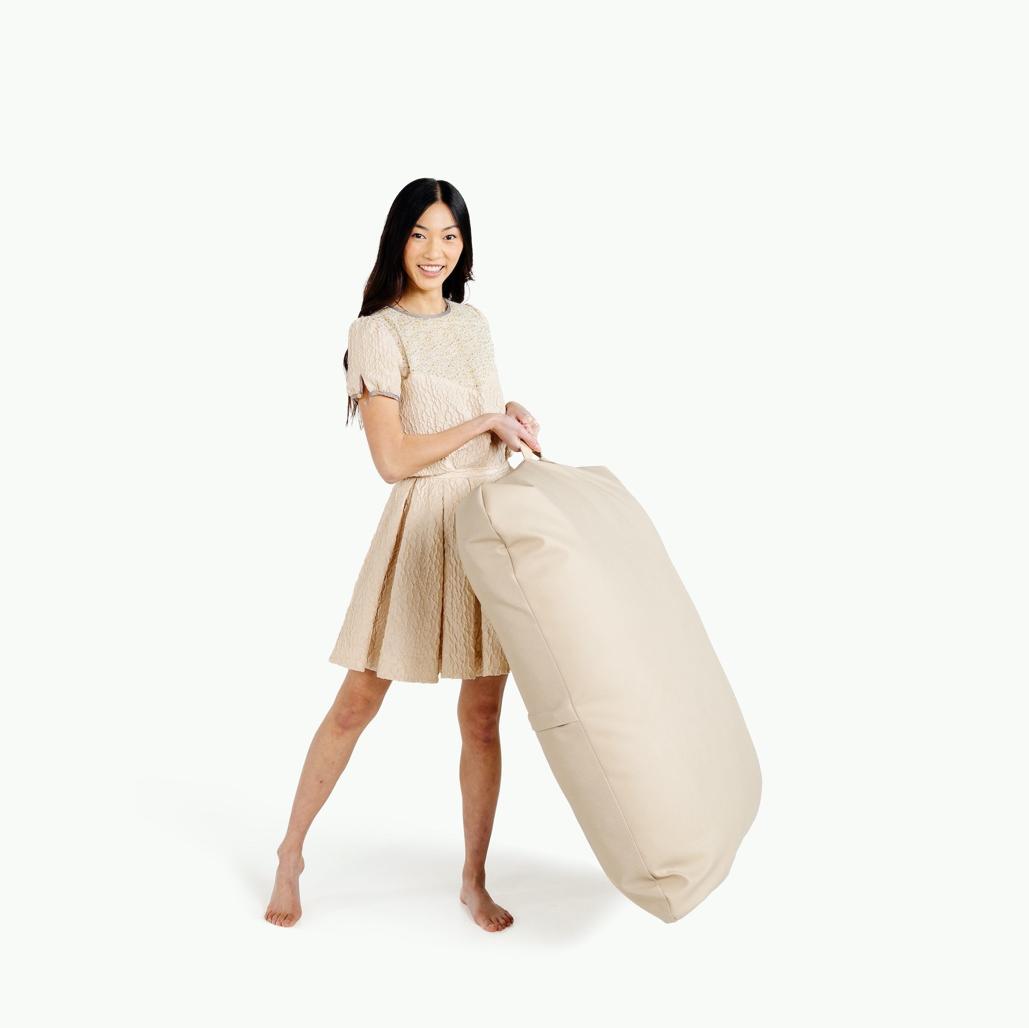 Millet / Square@woman holding the millet square floor cushion
