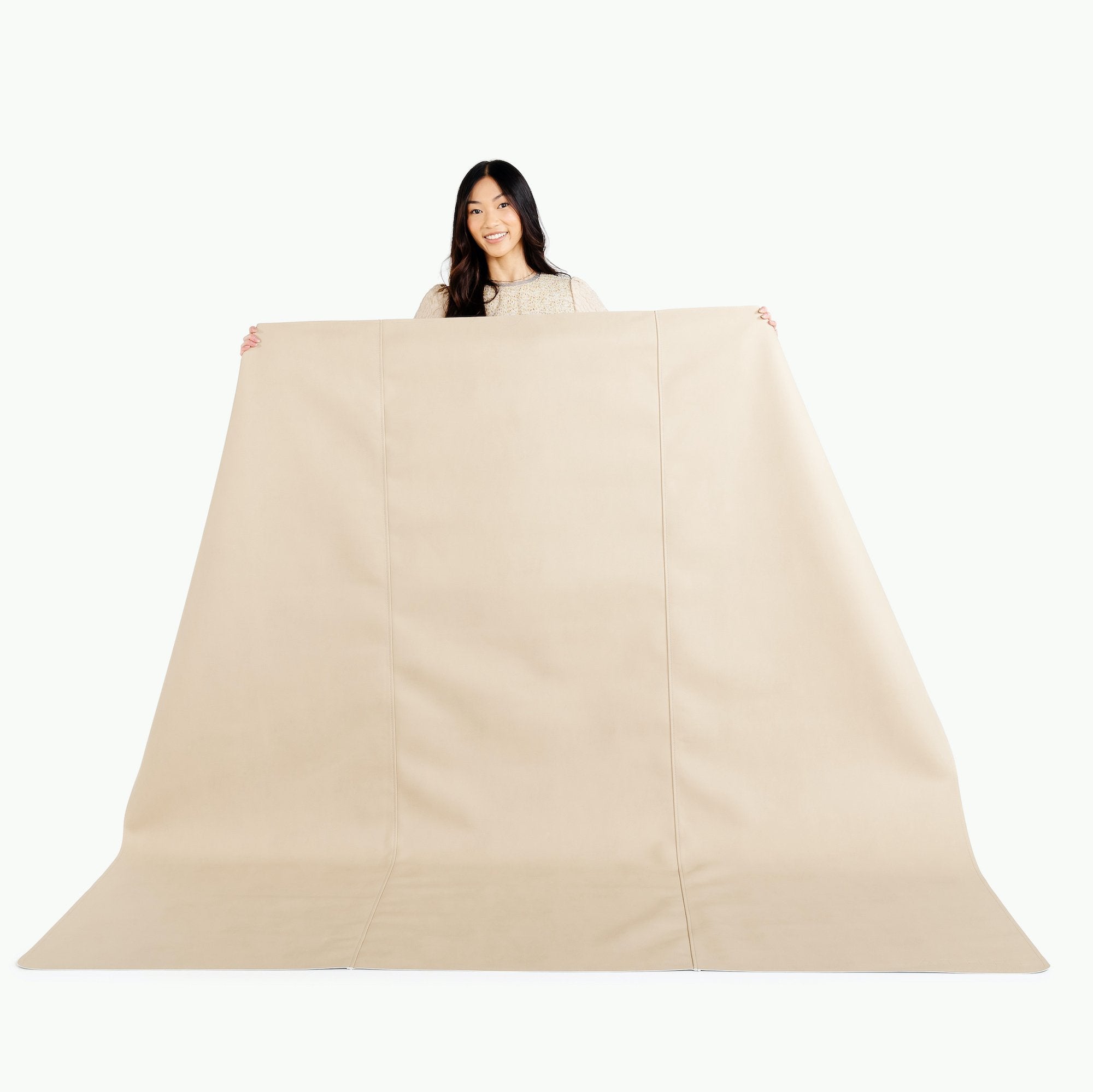 Millet / Square@Woman holding the Millet Maxi Square Mat