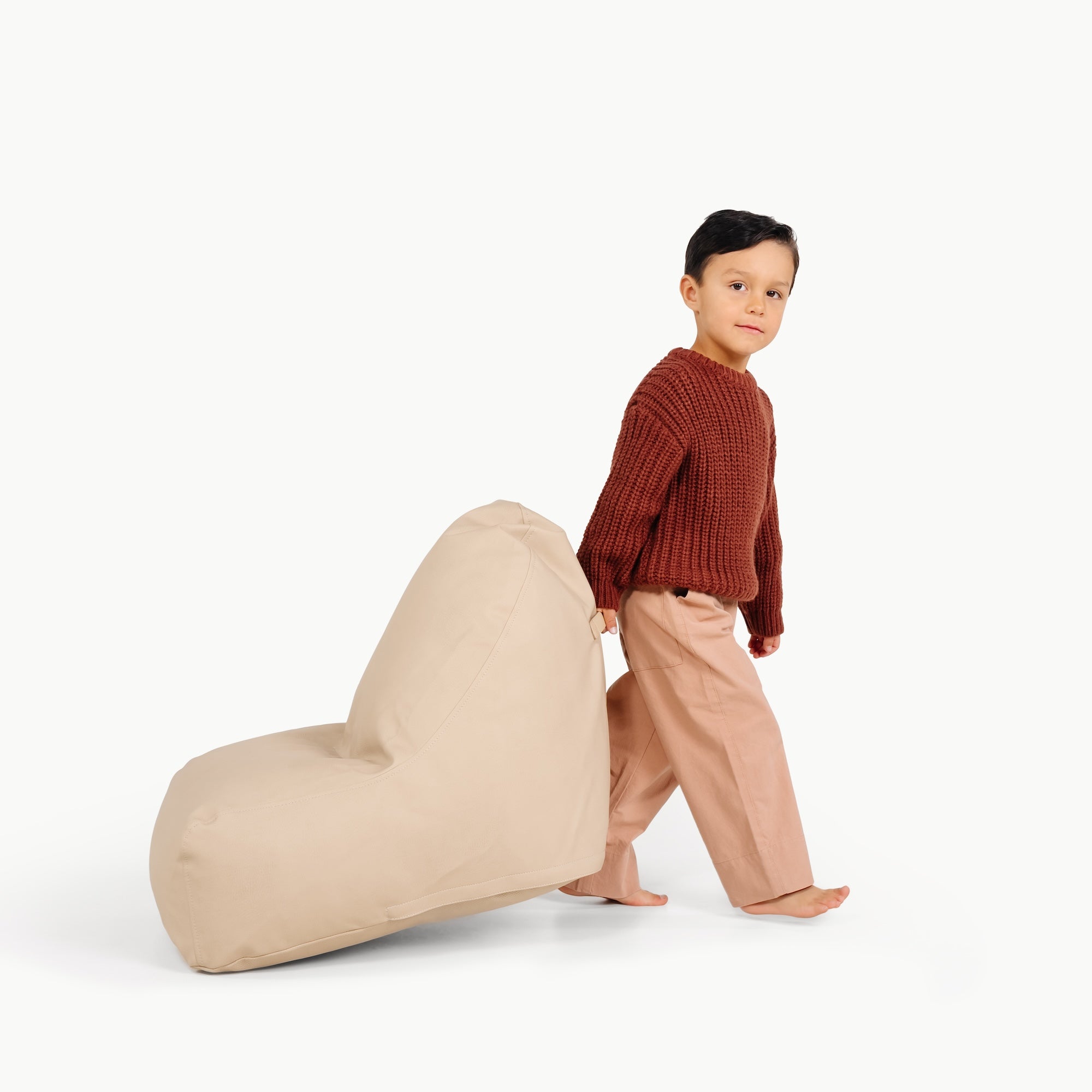 Millet@little kid pulling mini lounger