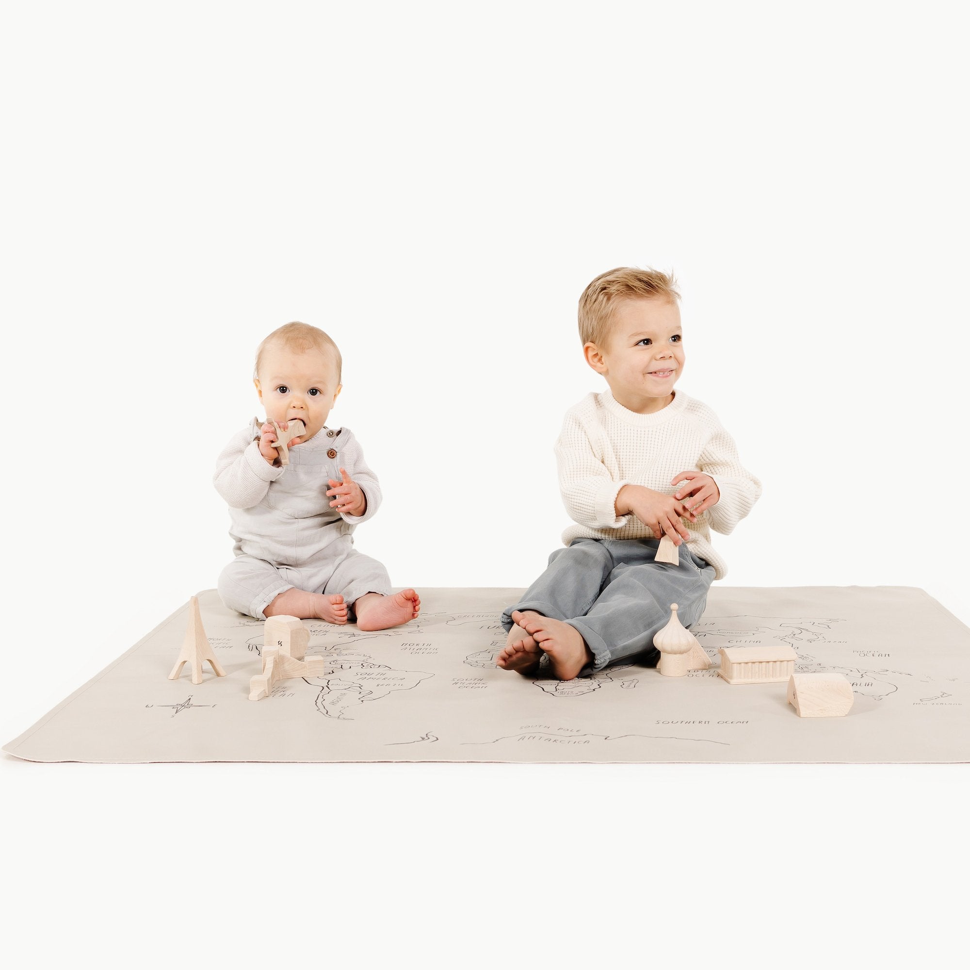 World Map@Kids sitting on the World Map Mini+ Mat