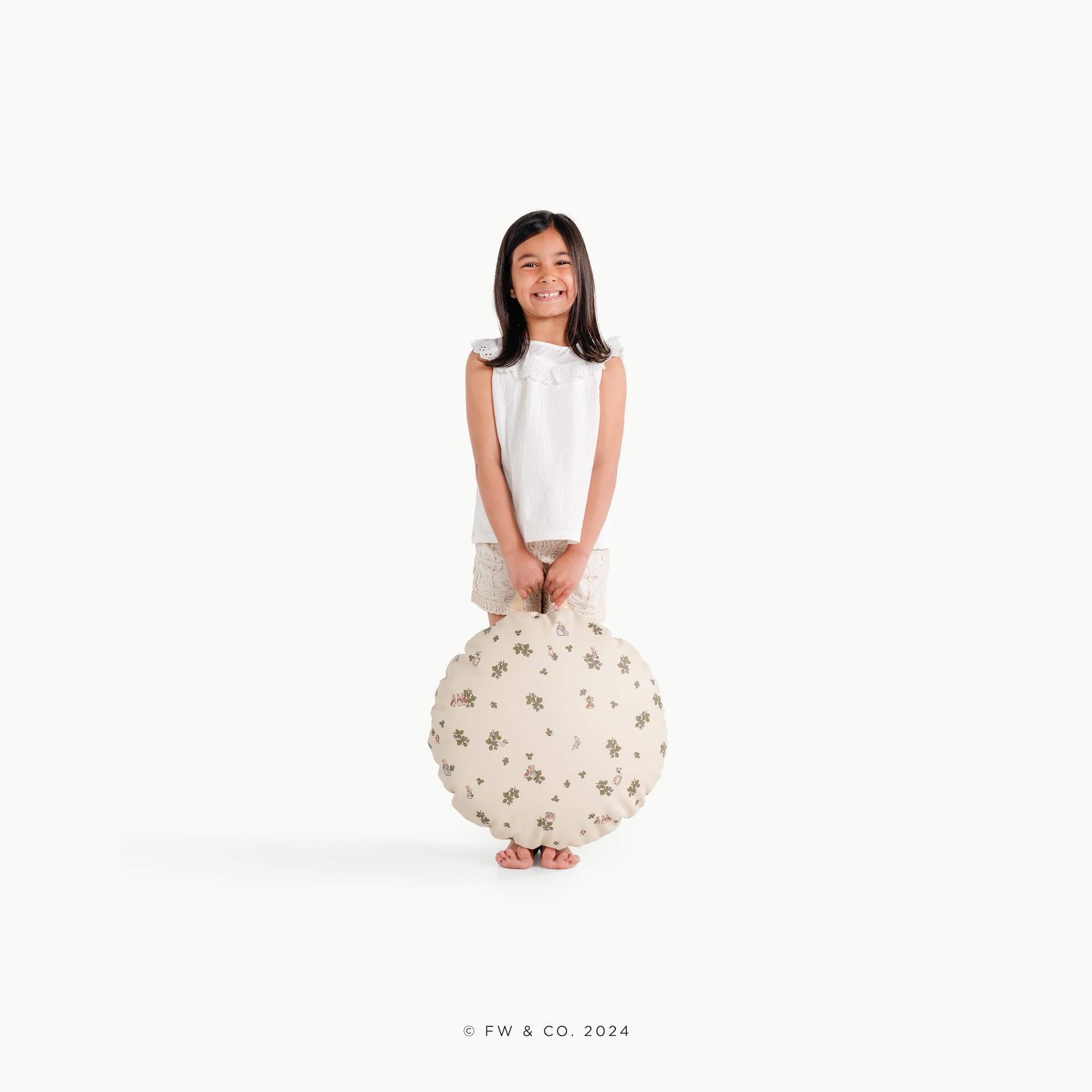Peter Rabbit™ (on sale) / Circle@little girl holding a mini cushion