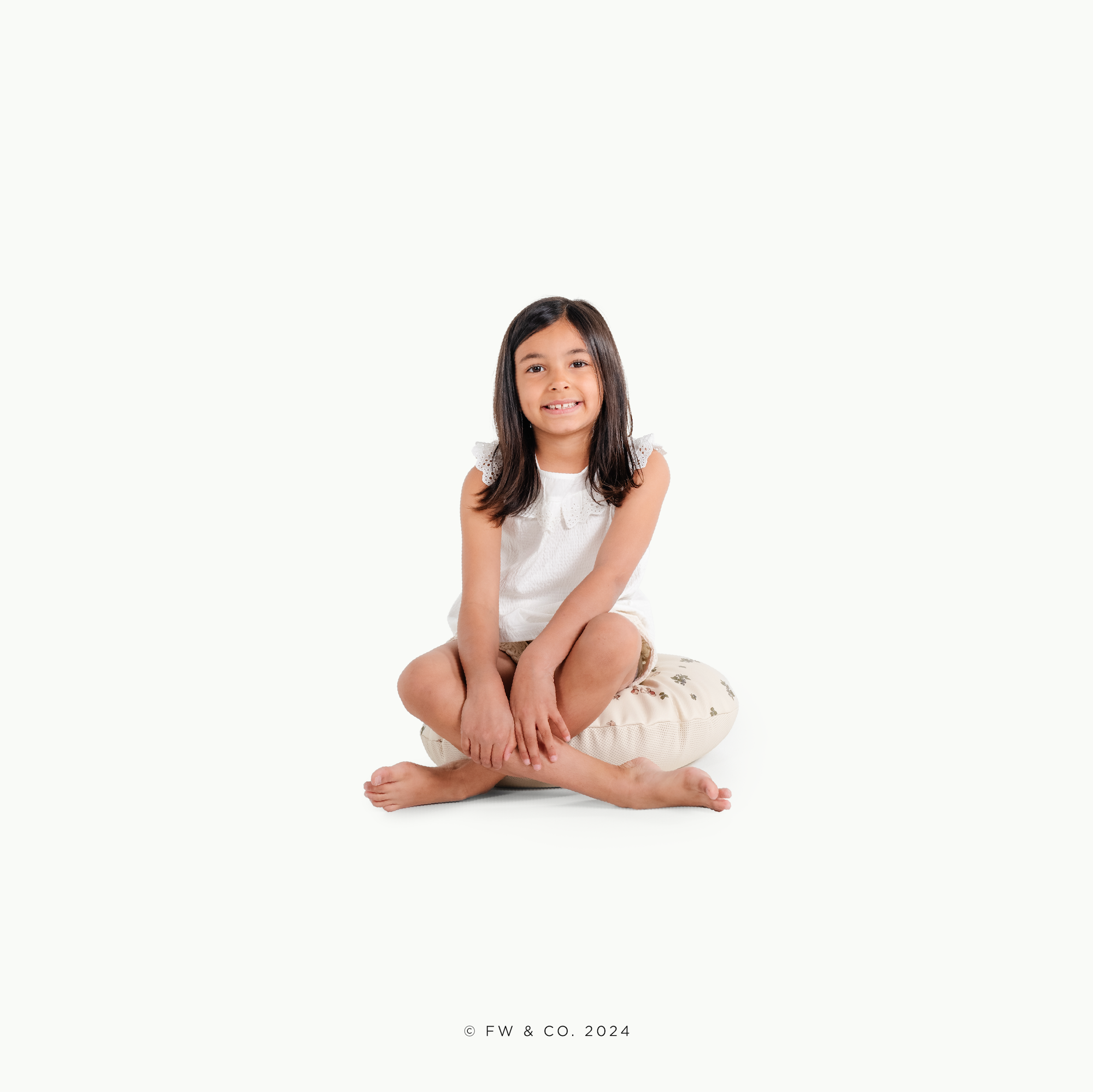Peter Rabbit™ (on sale) / Circle@little girl sitting on a mini cushion