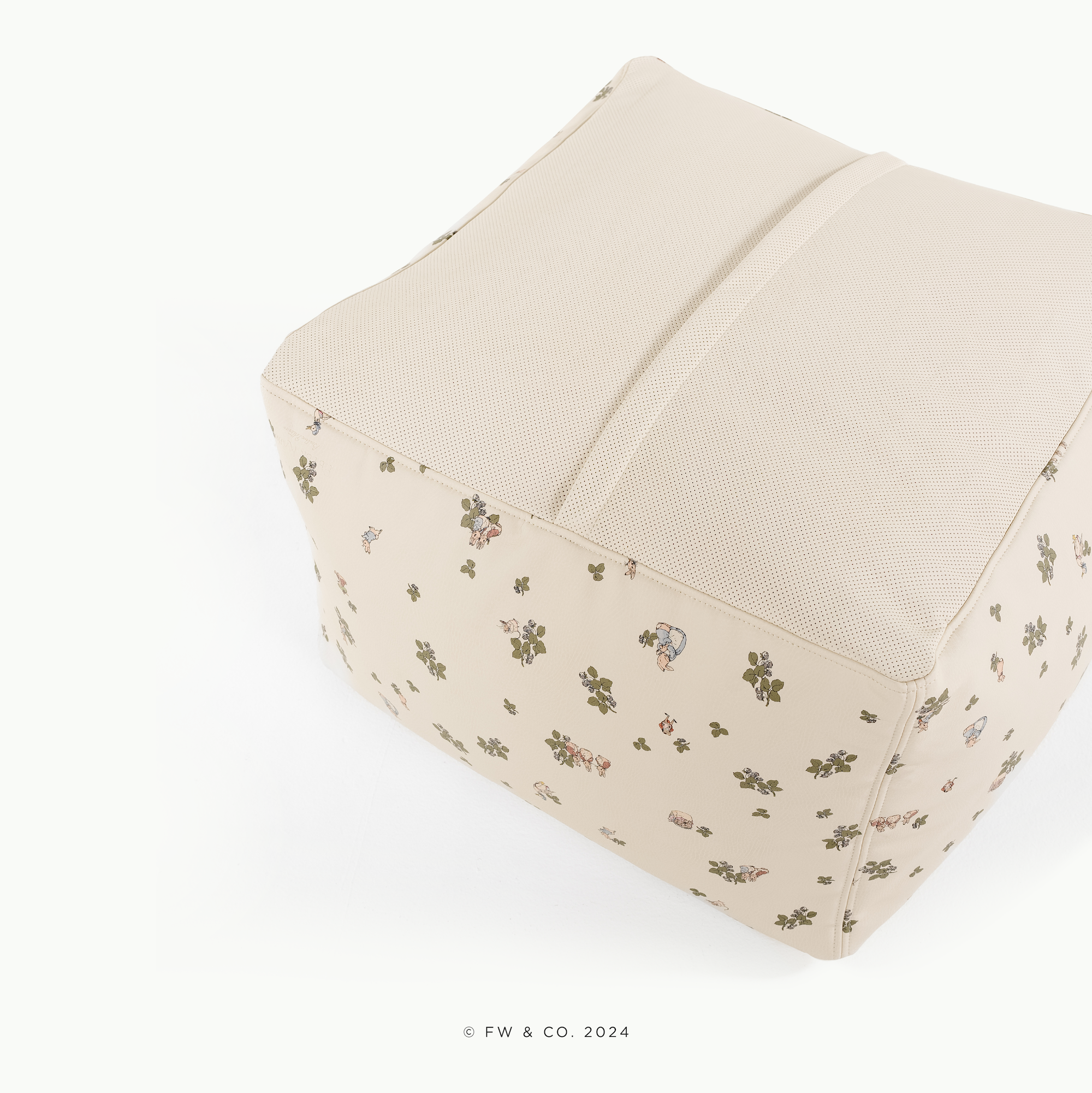 Peter Rabbit™ / Square@zipper detail shot of pouf