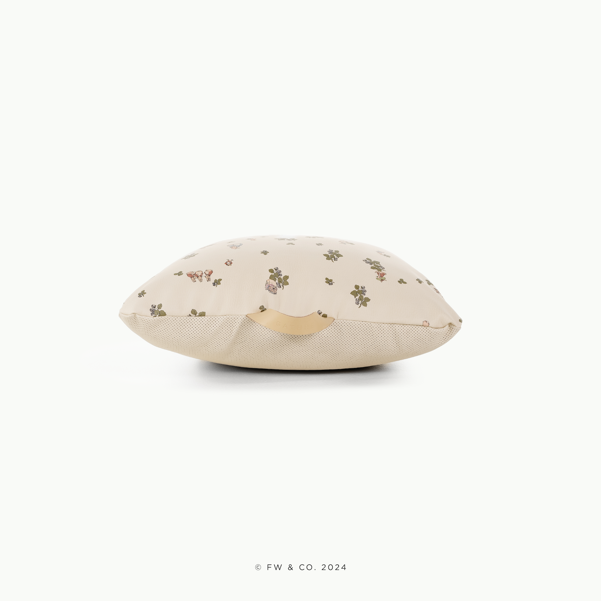 Peter Rabbit™ (on sale) / Square@handle detail of mini cushion