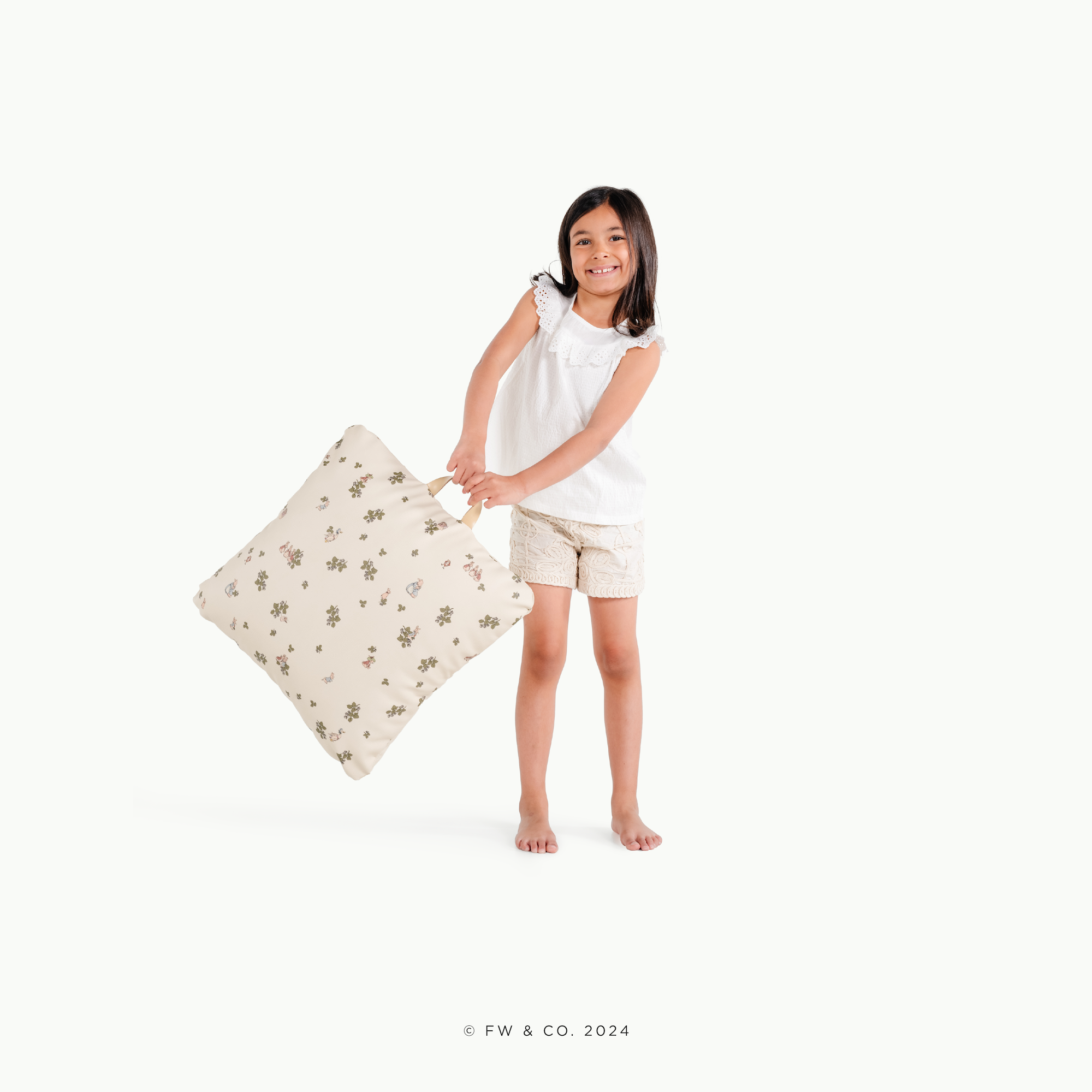 Peter Rabbit™ (on sale) / Square@little girl holding a mini cushion