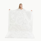 Pier (on sale)@Woman holding the Pier Midi+ Mat