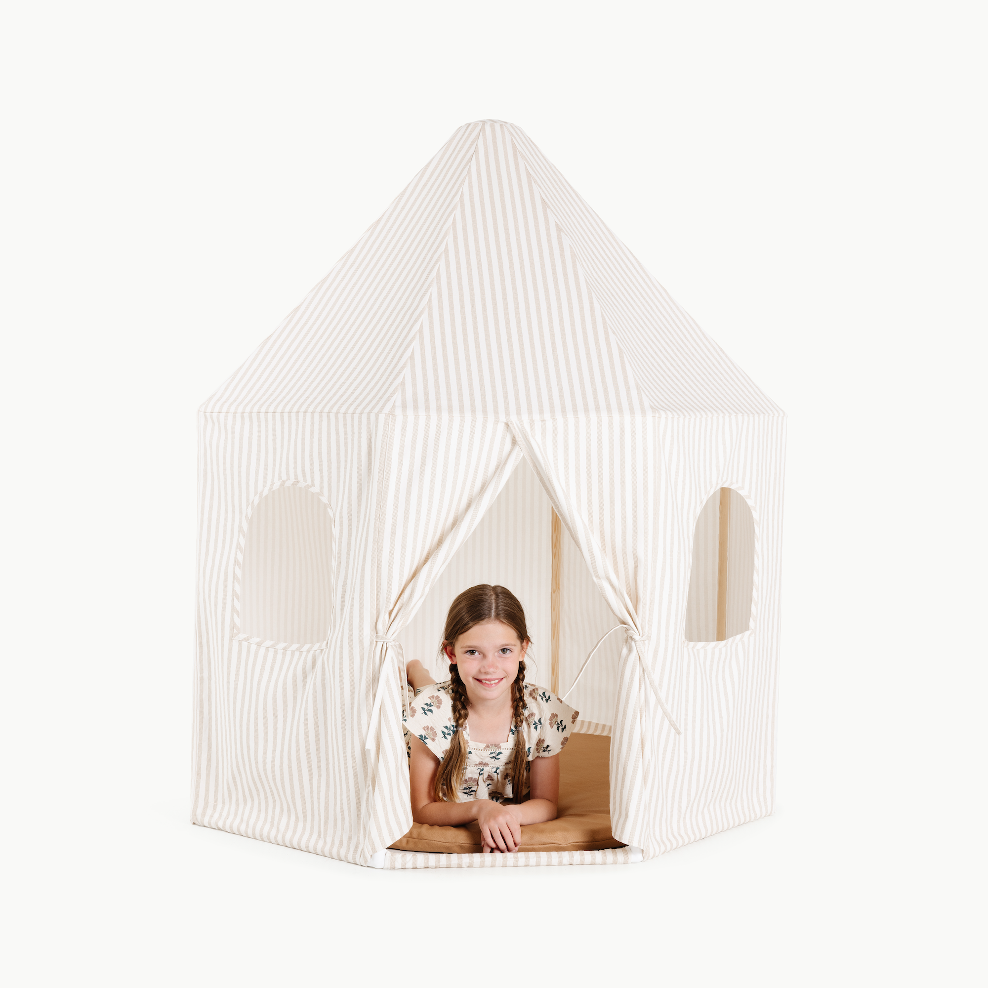 Cafe Stripe@Kid playing with Cafe Stripe Play Tent