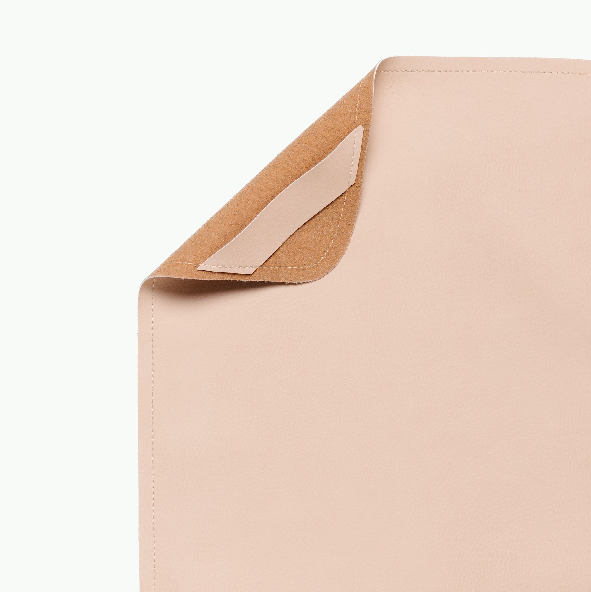 Pomelo (on sale)@Hanging tab on the Pomelo Midi+ Mat