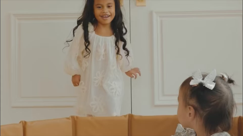 Video of kids playing the Gathre Play products. 