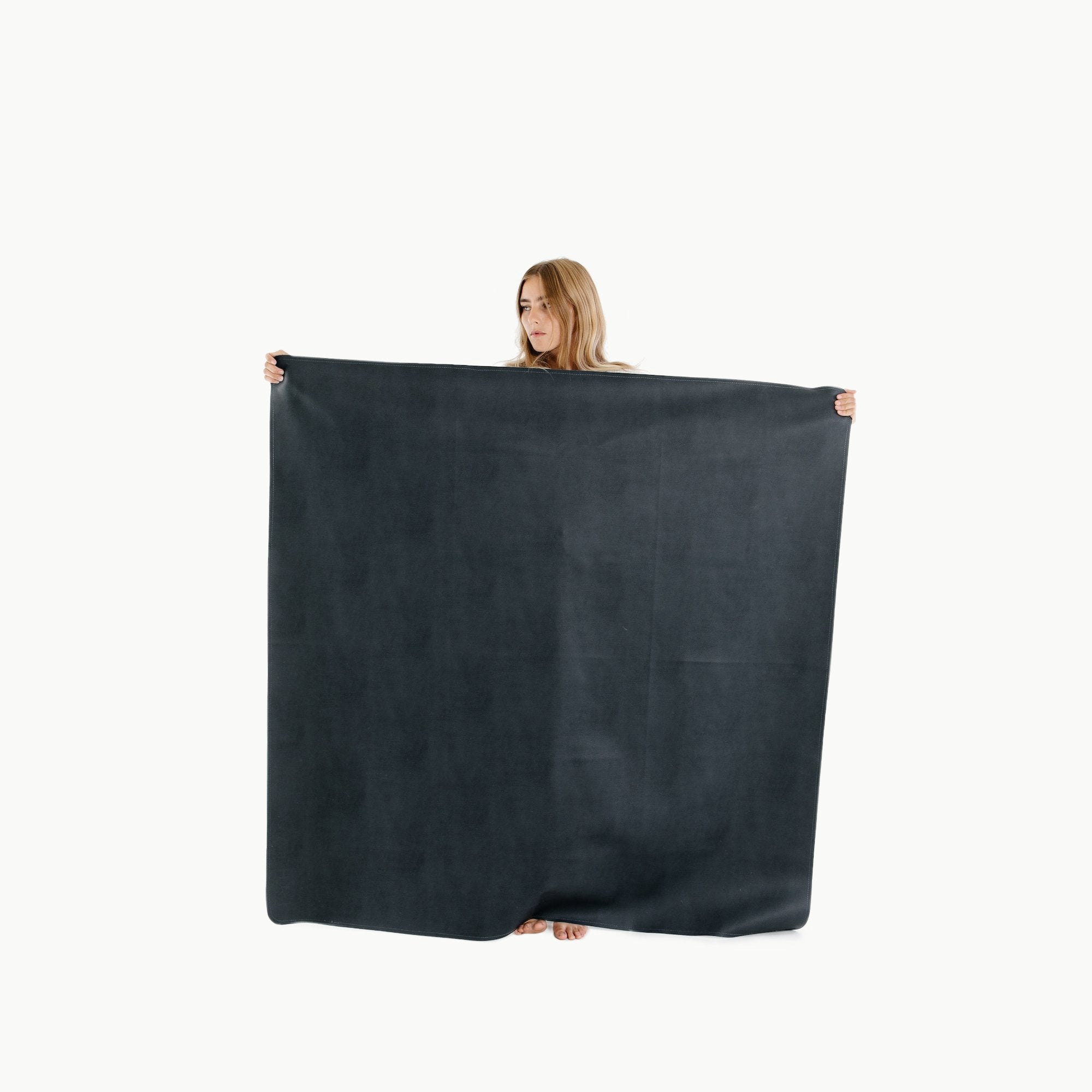 Raven (on sale) / Square@Woman holding the Raven Square Midi Mat
