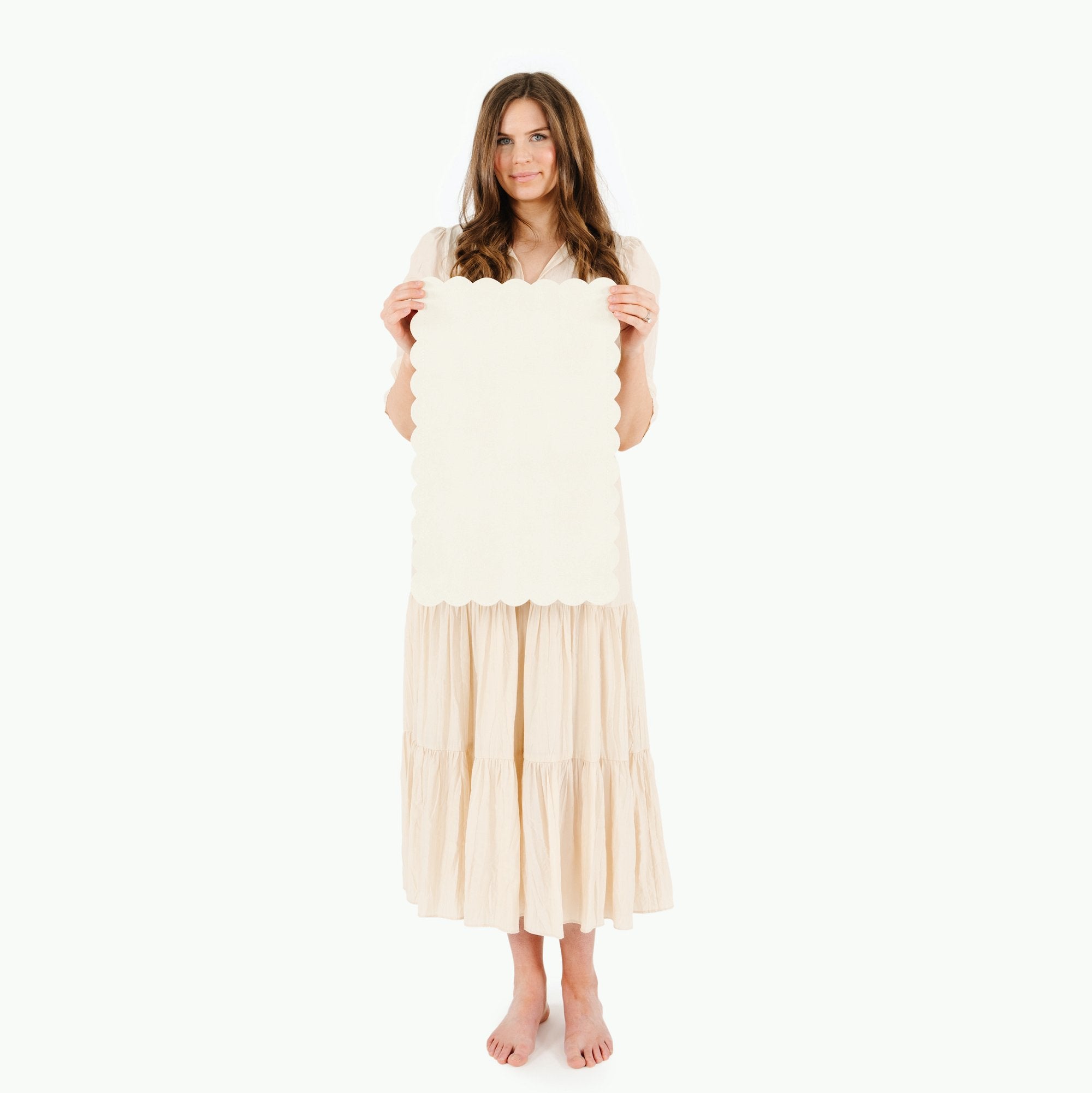 Ivory Scallop@Woman holding the Ivory Scallop Micro mat 