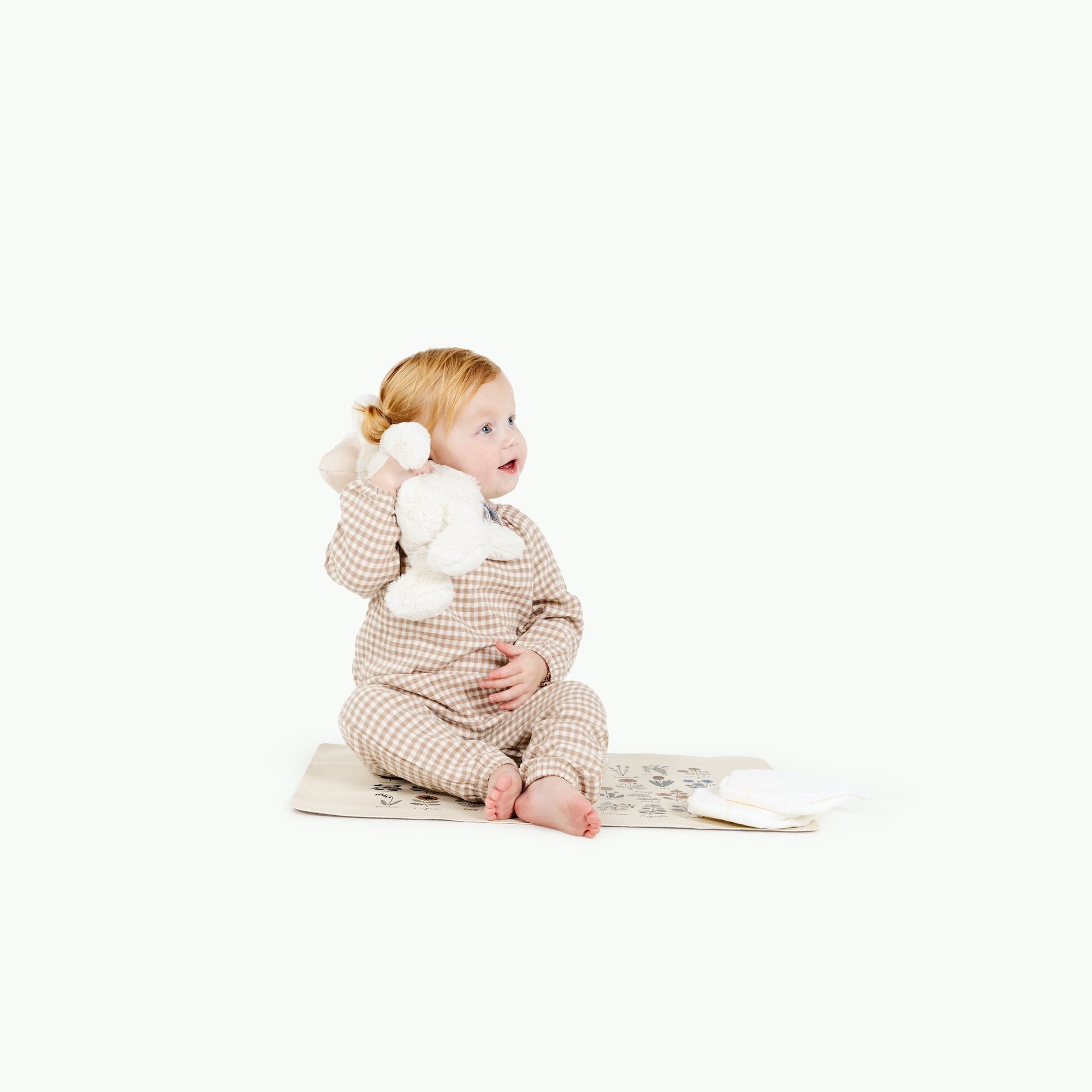Fleurs@Baby sitting on the Fleurs Micro mat