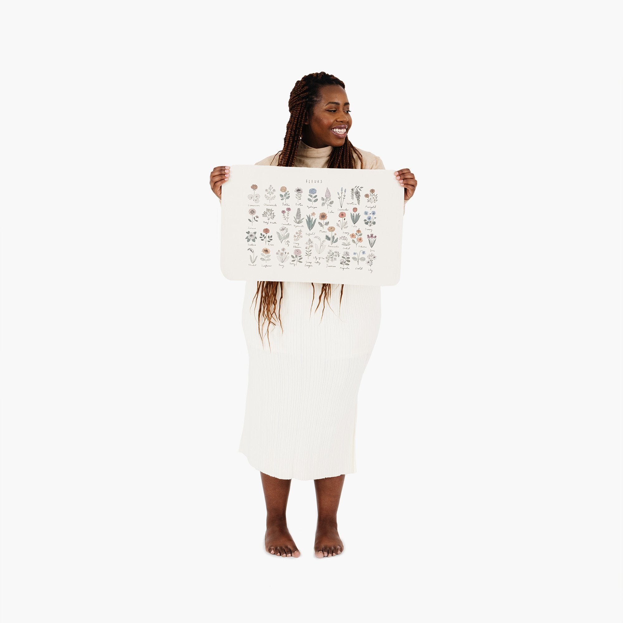 Fleurs@Woman holding the Fleurs Micro mat