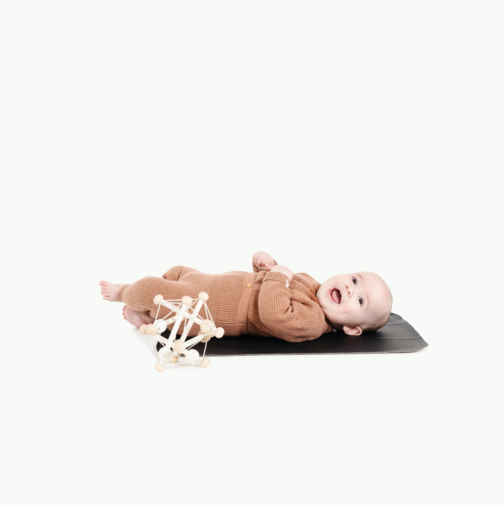 Raven@Baby sitting on the Raven Micro mat